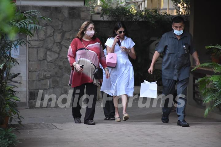 Babita Kapoor at Kareena Kapoor's house, Bandra