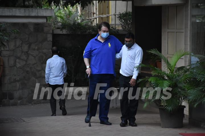 Randhir Kapoor at Kareena Kapoor's house, Bandra