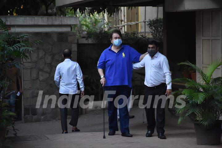 Randhir Kapoor at Kareena Kapoor's house, Bandra