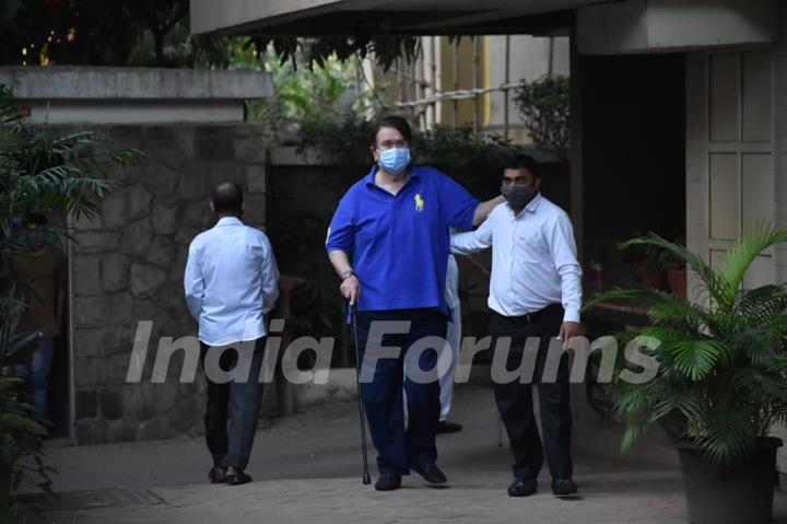 Randhir Kapoor at Kareena Kapoor's house, Bandra