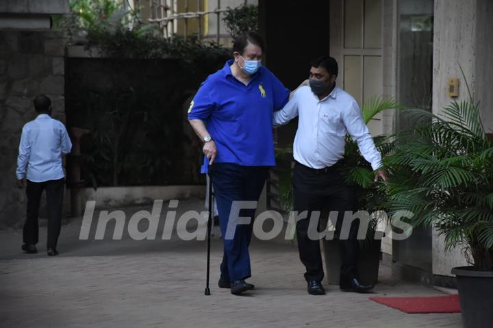 Randhir Kapoor at Kareena Kapoor's house, Bandra