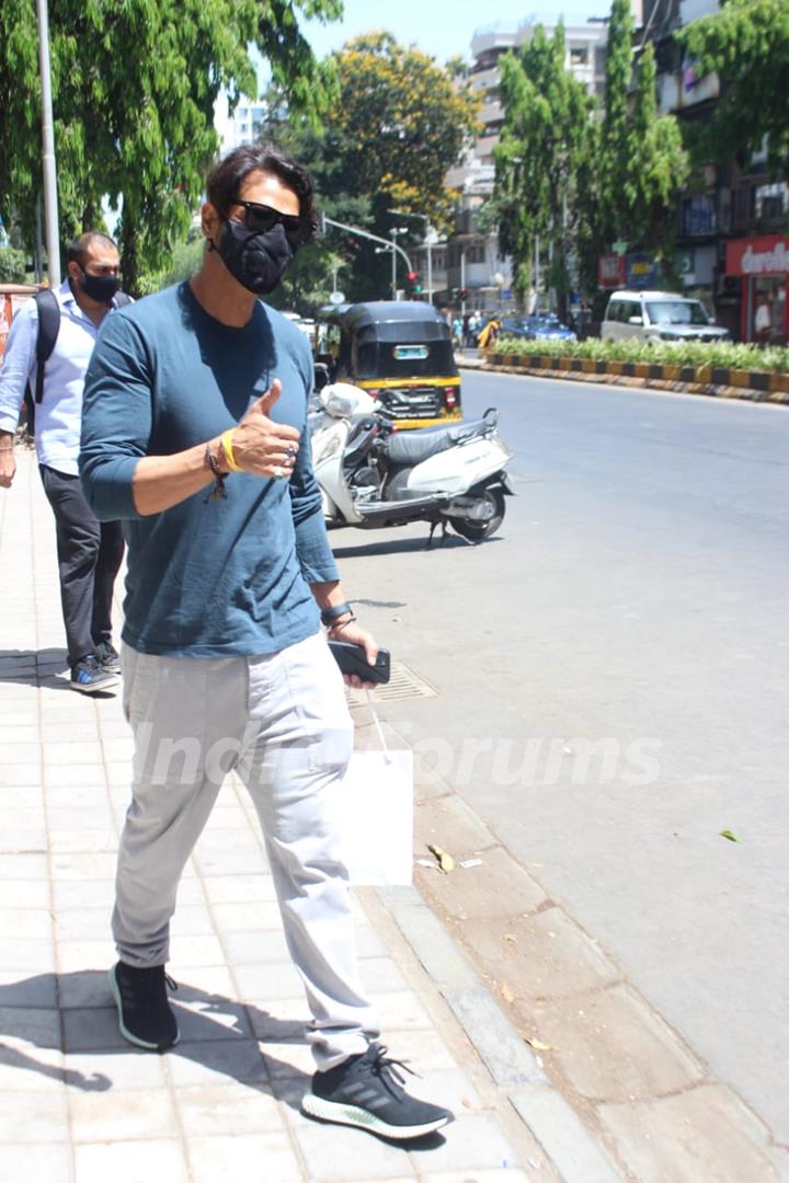 Arjun Rampal snapped at Mapple Store Bandra.