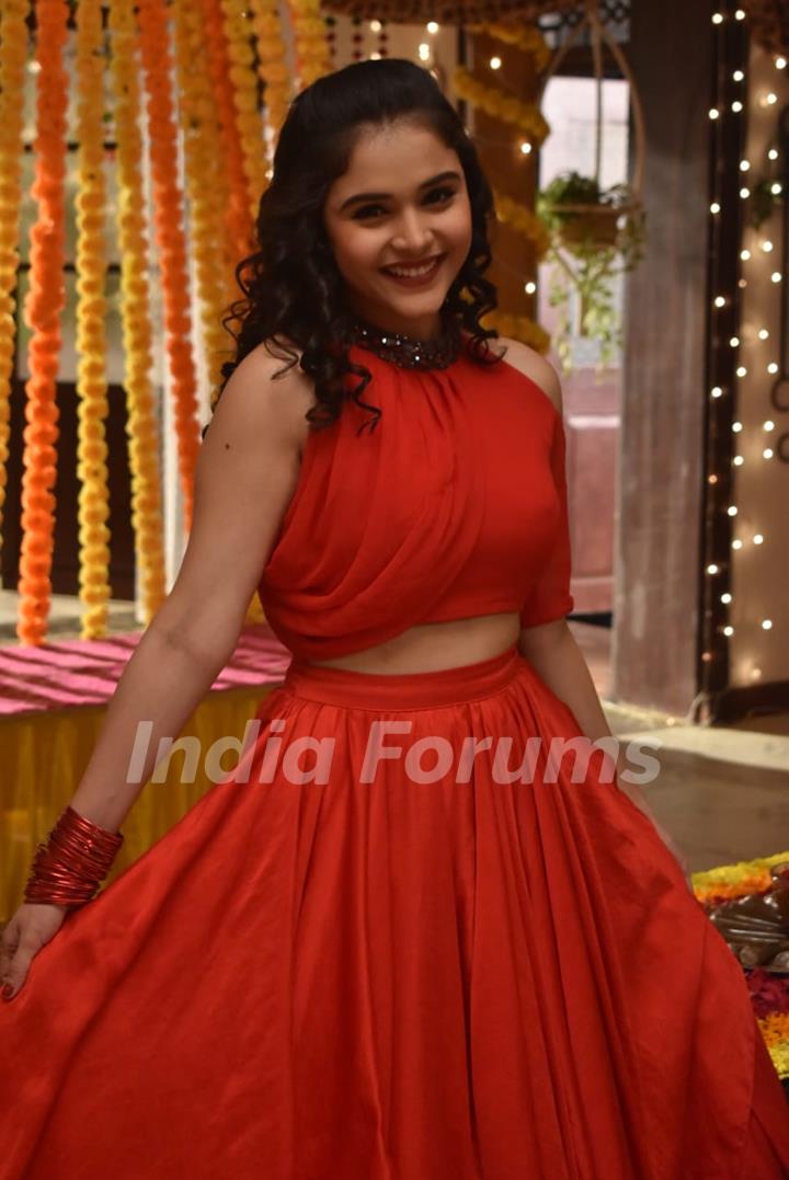 Muskan Bamne as Pakhi in red dress in Anupama