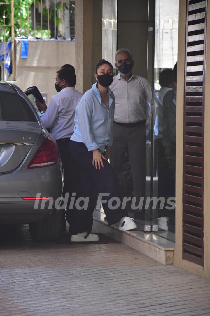 Kareena Kapoor snapped visiting sister Karisma Kapoor's house