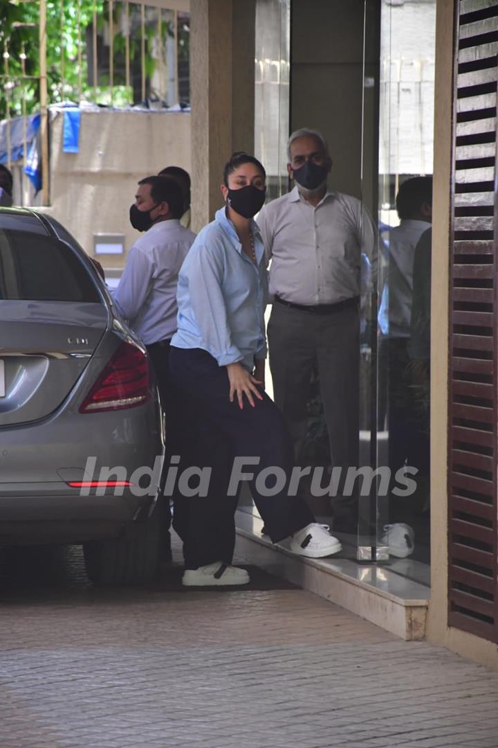 Kareena Kapoor snapped visiting sister Karisma Kapoor's house