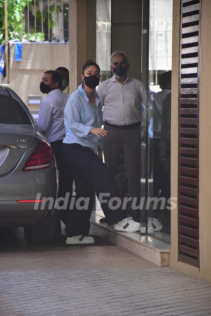 Kareena Kapoor snapped visiting sister Karisma Kapoor's house