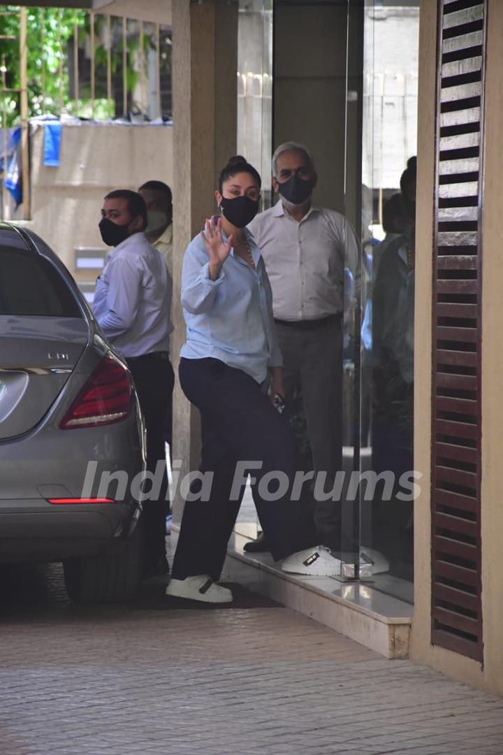 Kareena Kapoor snapped visiting sister Karisma Kapoor's house