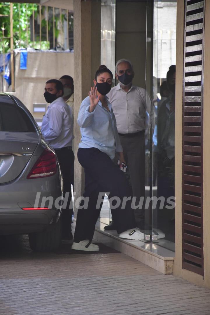 Kareena Kapoor snapped visiting sister Karisma Kapoor's house