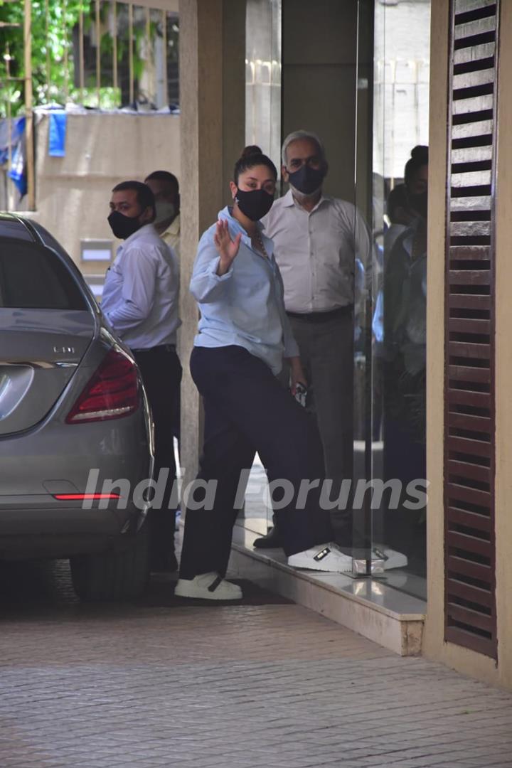 Kareena Kapoor snapped visiting sister Karisma Kapoor's house