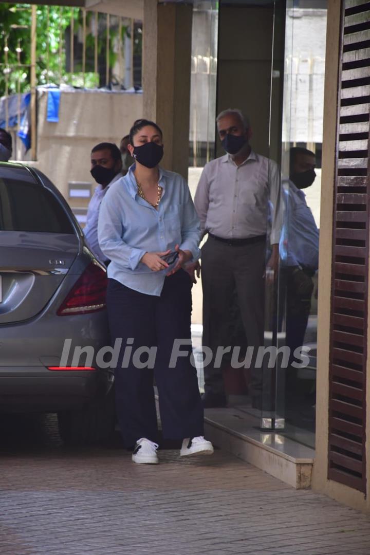 Kareena Kapoor snapped visiting sister Karisma Kapoor's house