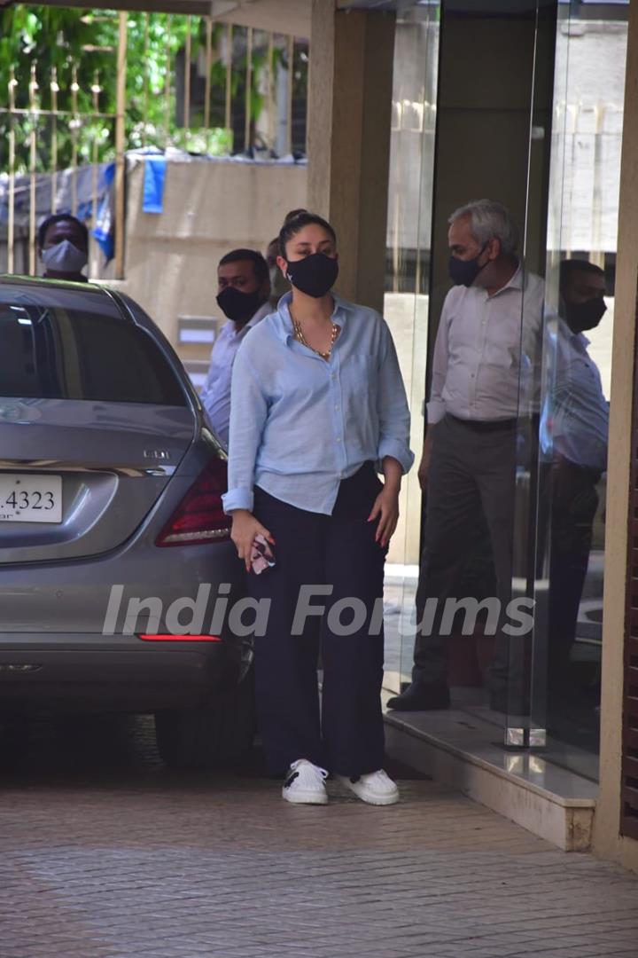 Kareena Kapoor snapped visiting sister Karisma Kapoor's house