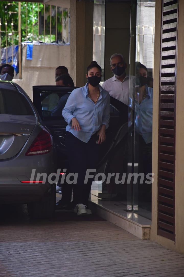 Kareena Kapoor snapped visiting sister Karisma Kapoor's house