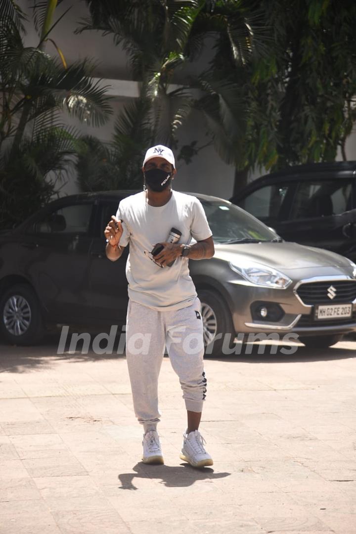 Remo D'Souza snapped with his wife Lizelle D'Souza at his office in Andheri