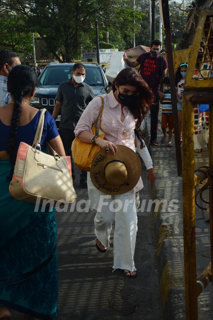 Twinkle Khanna with daughter Nitara snapped at Gateway of India