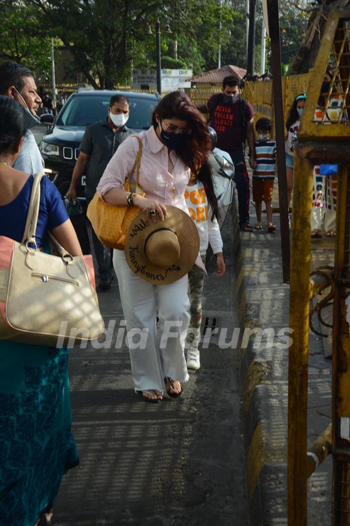 Twinkle Khanna with daughter Nitara snapped at Gateway of India