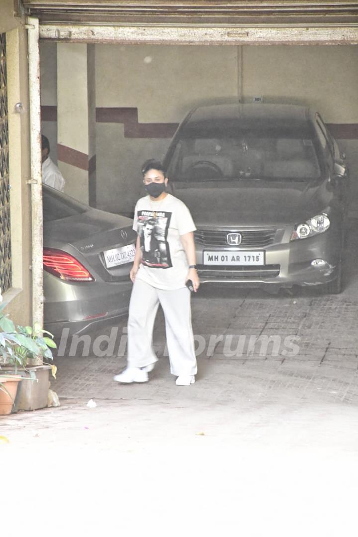 Kareena Kapoor Khan snapped at her residence in Bandra