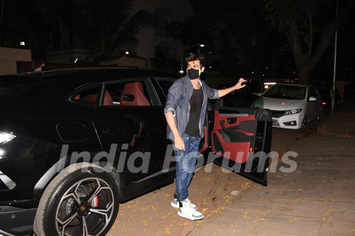 Kartik Aaryan snapped at Juhu with his brand new car!