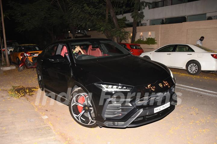 Kartik Aaryan snapped at Juhu with his brand new car!