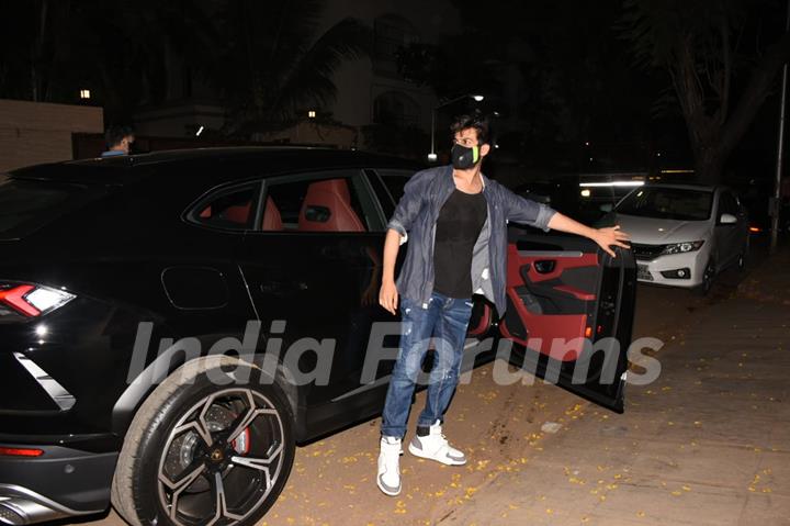 Kartik Aaryan snapped at Juhu with his brand new car!