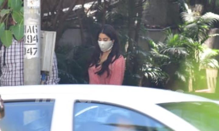 Janhvi Kapoor snapped at a clinic...