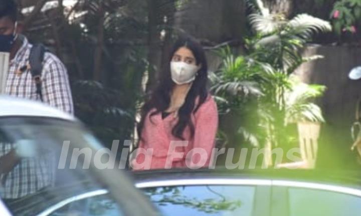 Janhvi Kapoor snapped at a clinic...