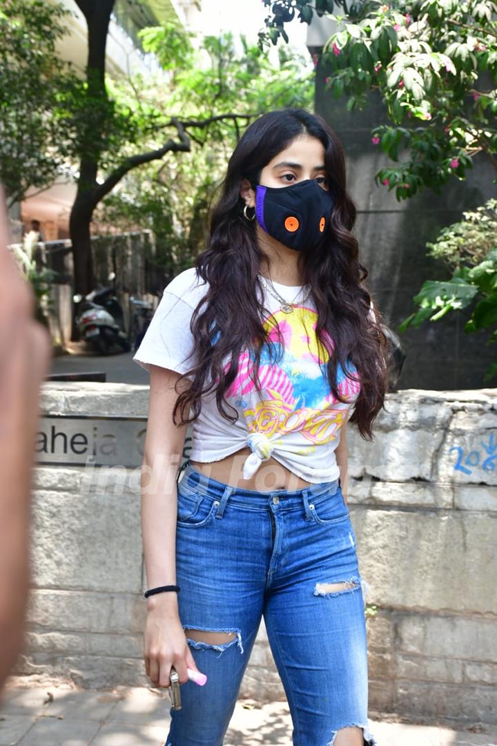 Janhvi Kapoor snapped at a clinic in Mumbai