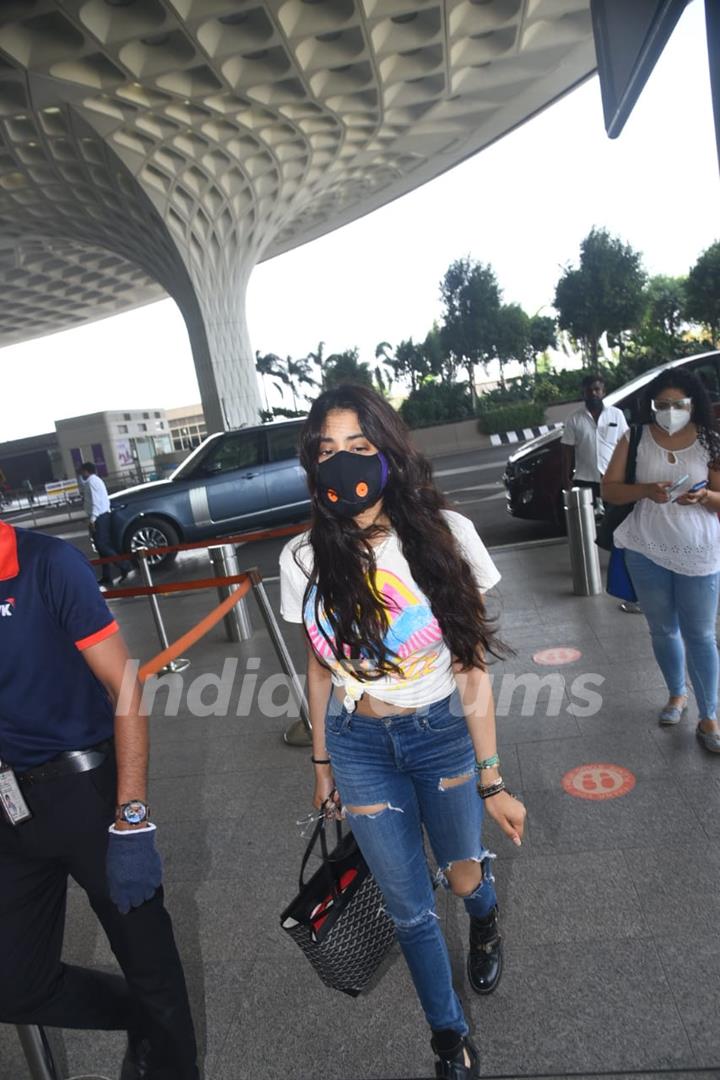 Janhvi Kapoor snapped at airport