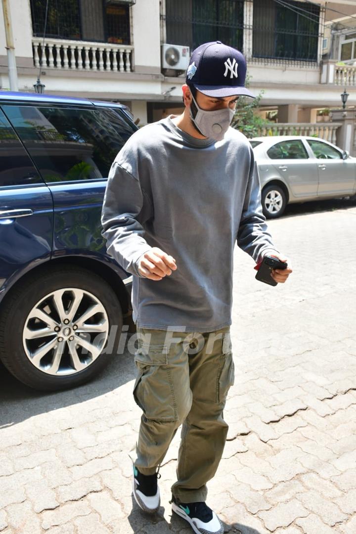 Ranbir Kapoor snapped at a dental clinic in Khar