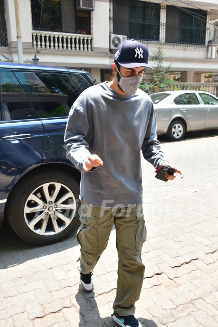 Ranbir Kapoor snapped at a dental clinic in Khar