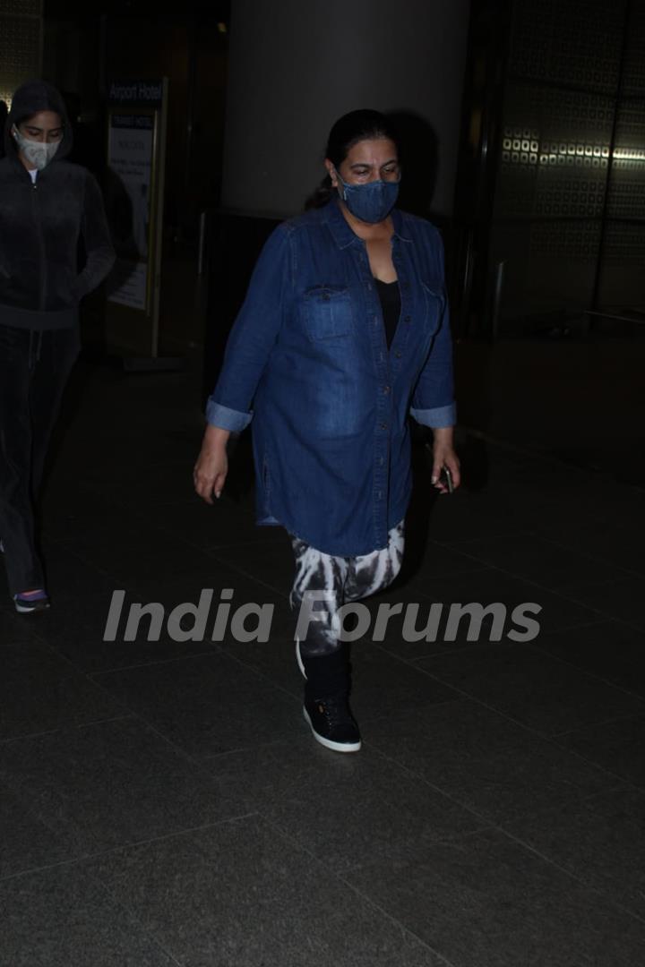 Amrita Singh snapped at Airport