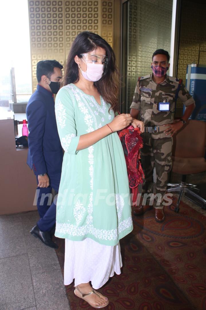 Rhea Chakraborty departs the town; snapped at airport!