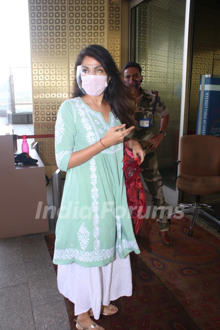 Rhea Chakraborty departs the town; snapped at airport!