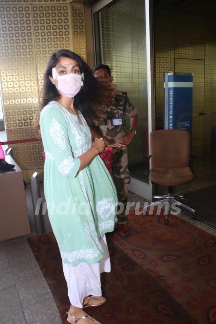 Rhea Chakraborty departs the town; snapped at airport!