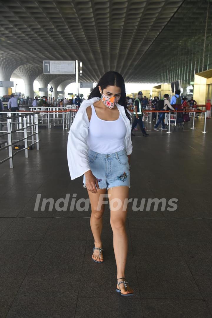 Sara Ali Khan snapped at the airport