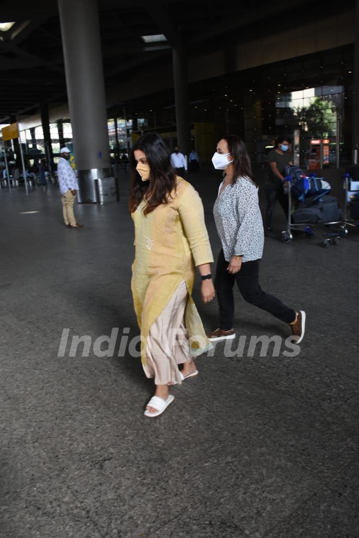 Soni Razdan and Shaheen Bhatt snapped at airport