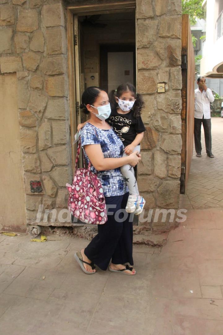 Inaaya Naumi Khemu snapped at Kareena Kapoor Khan's residence