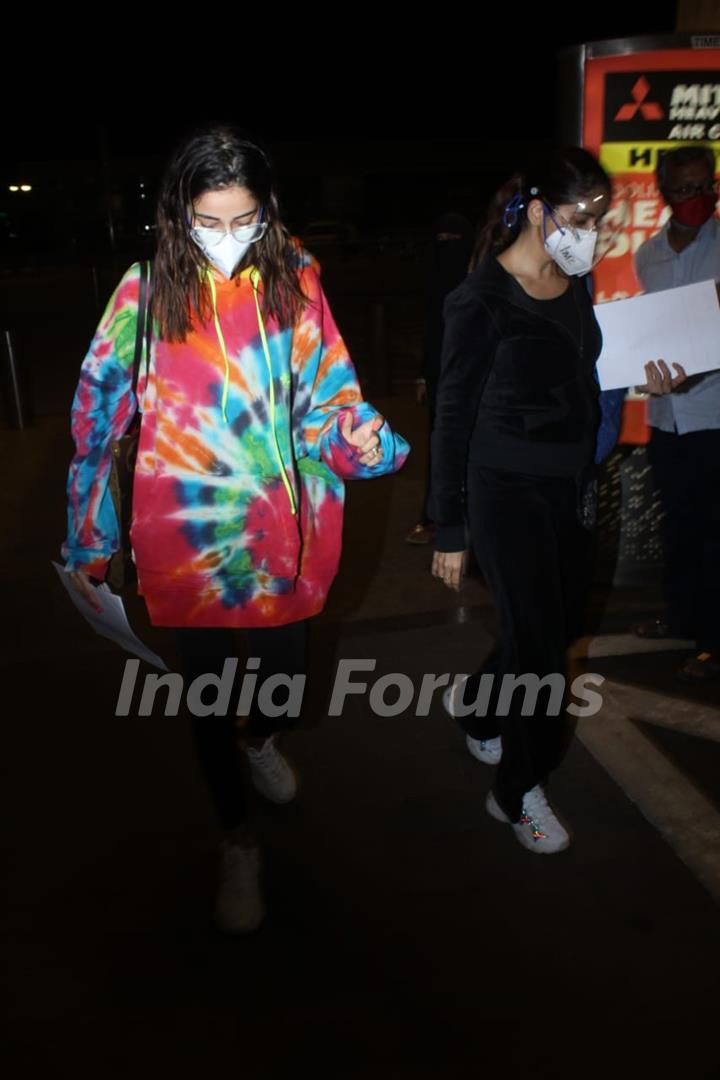 Ananya Panday spotted with mom Bhavana Pandey at the airport