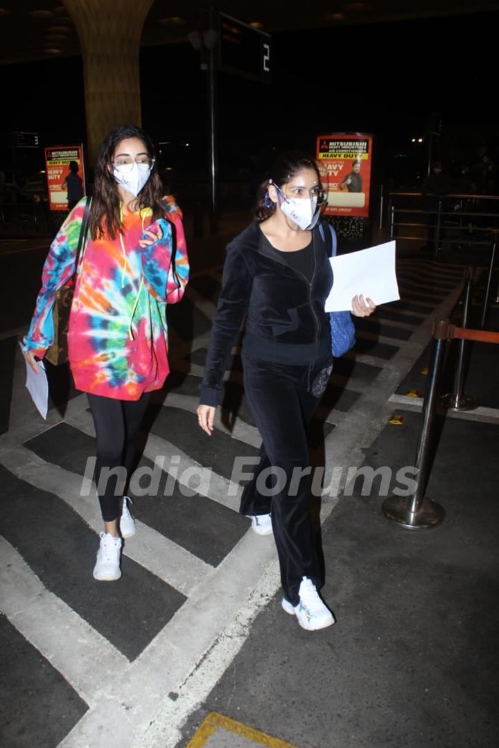 Ananya Panday spotted with mom Bhavana Pandey at the airport