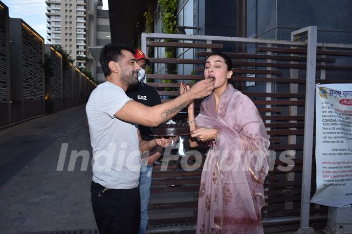 Pavitra Punia celebrates her birthday with Eijaz Khan