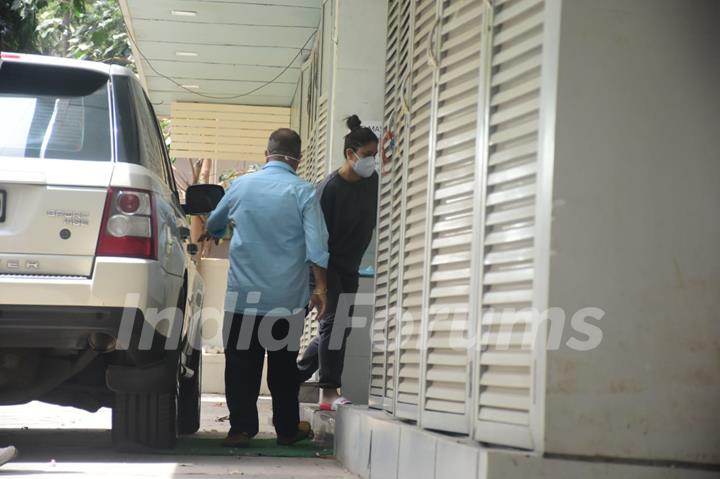 Kareena Kapoor Khan snapped at a clinic in Bandra