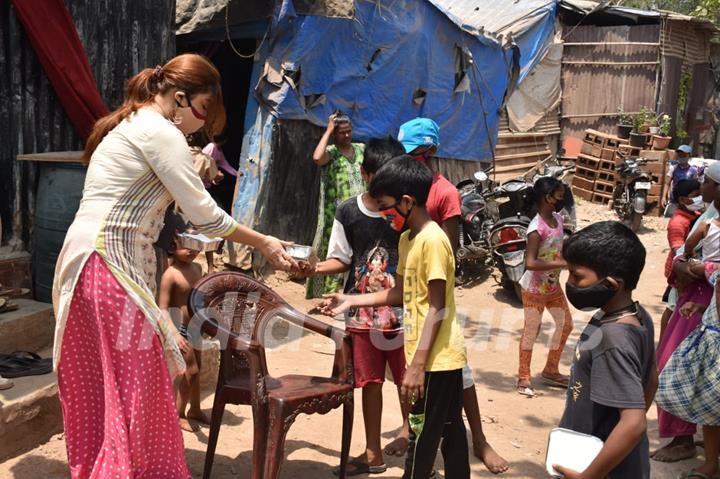 Actress Payal Ghosh provides food for the needy in Versova!