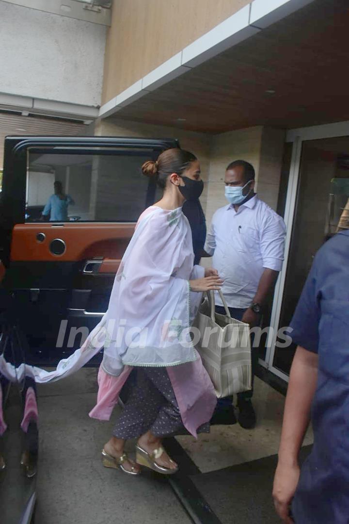 Alia Bhatt spotted at Neetu Kapoor's house for Rishi Kapoor's death anniversary puja!