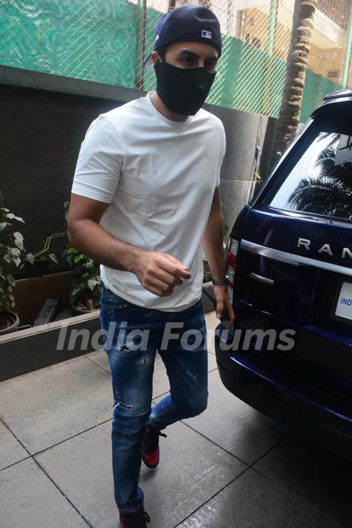 Ranbir Kapoor spotted at mom Neetu Kapoor's house for Rishi Kapoor's death anniversary puja!