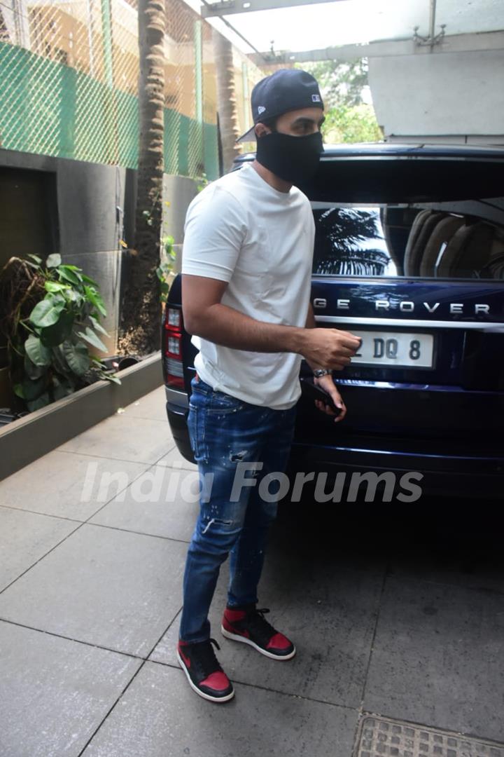 Ranbir Kapoor spotted at mom Neetu Kapoor's house for Rishi Kapoor's death anniversary puja!