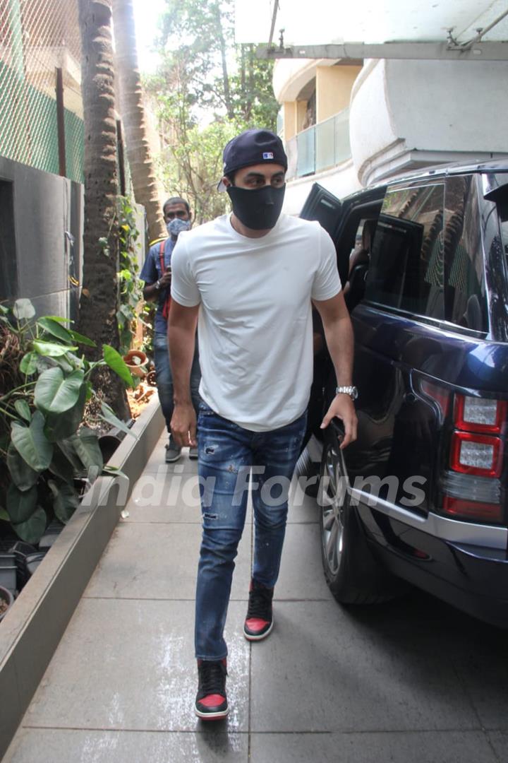 Ranbir Kapoor spotted at mom Neetu Kapoor's house for Rishi Kapoor's death anniversary puja!