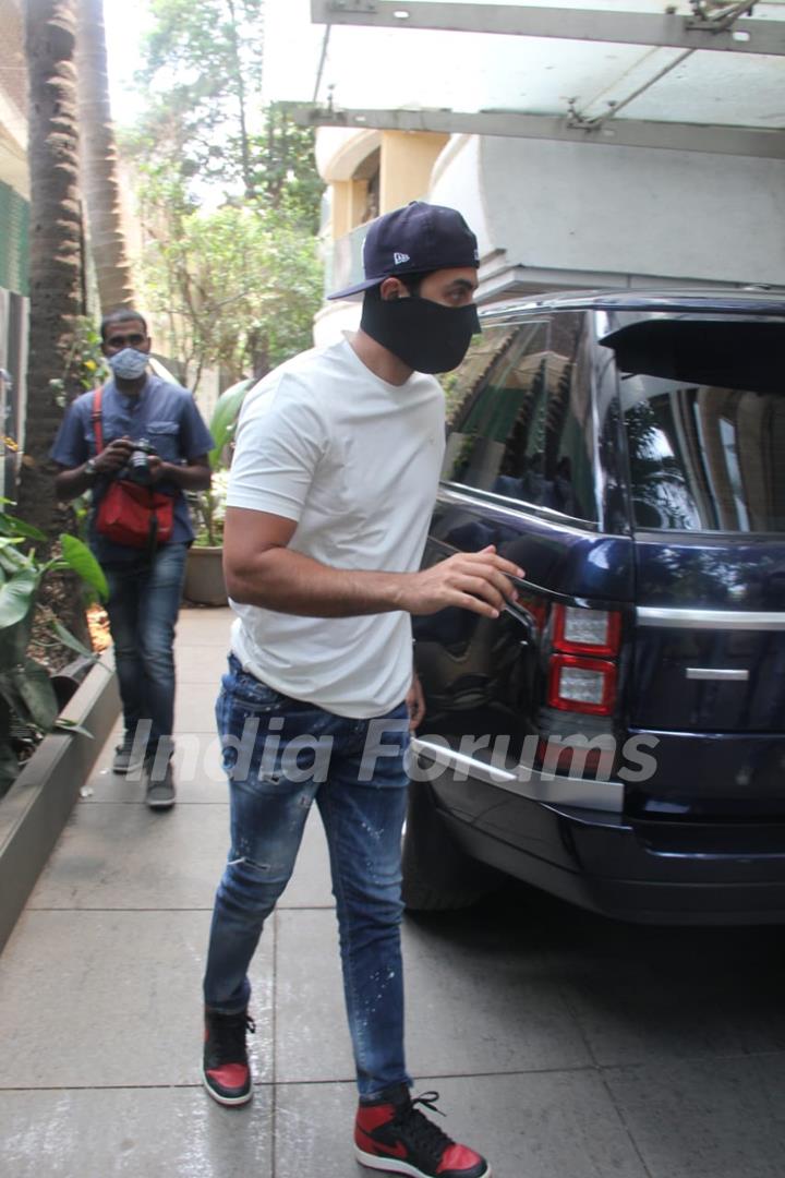 Ranbir Kapoor spotted at mom Neetu Kapoor's house for Rishi Kapoor's death anniversary puja!