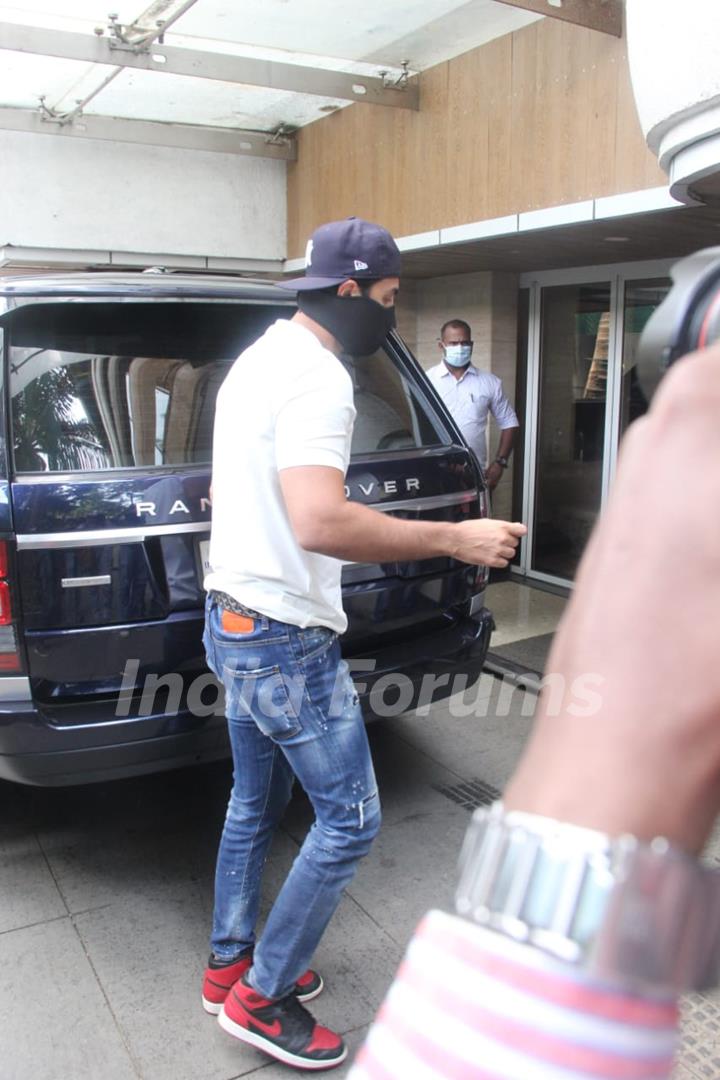 Ranbir Kapoor spotted at mom Neetu Kapoor's house for Rishi Kapoor's death anniversary puja!