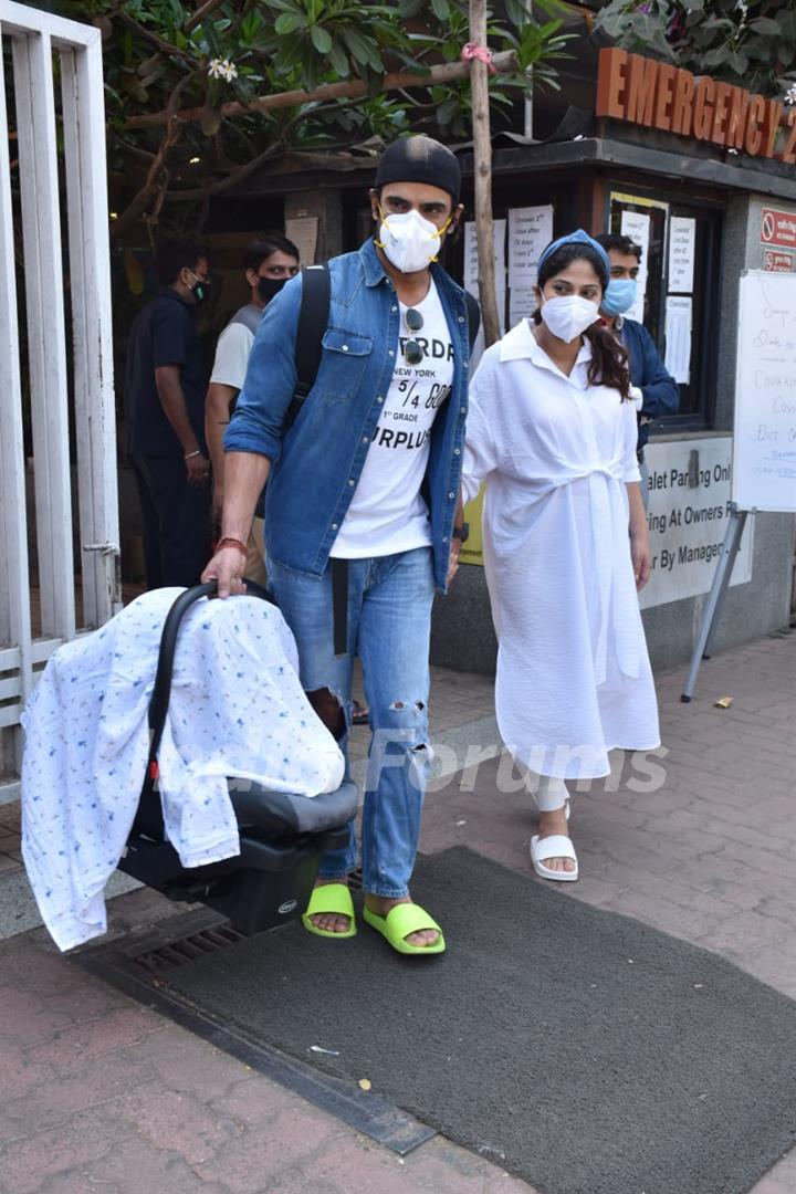 Mohit Malik and Addite Malik spotted with newborn baby in Santacruz