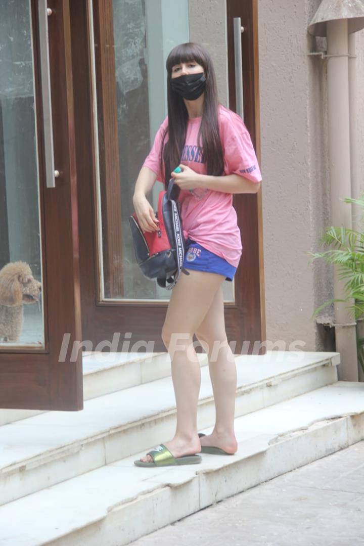 Giorgia Andriani steps out for a walk with her dogs!