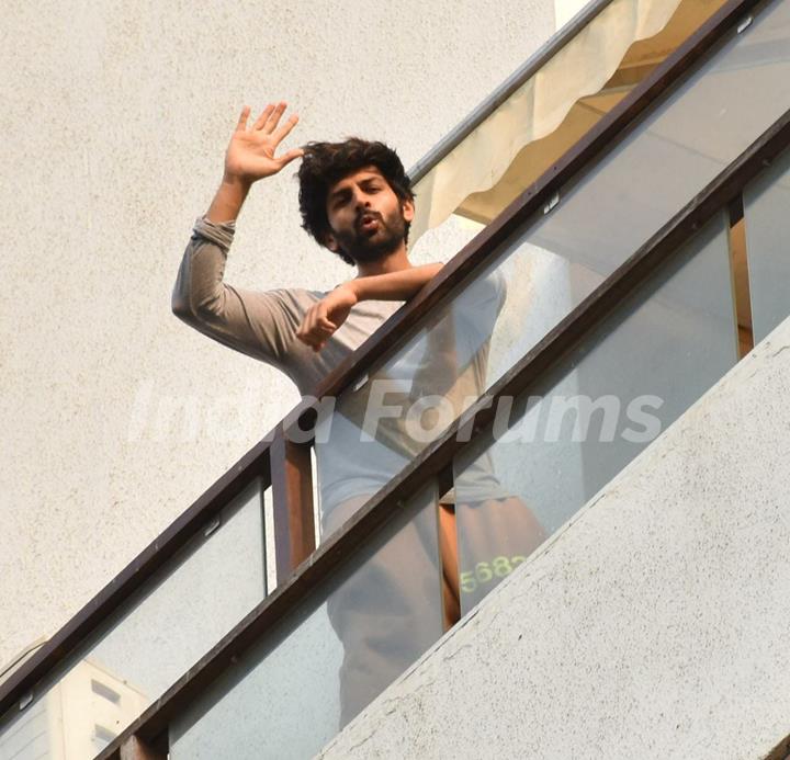 Kartik Aaryan snapped in his balcony in Juhu